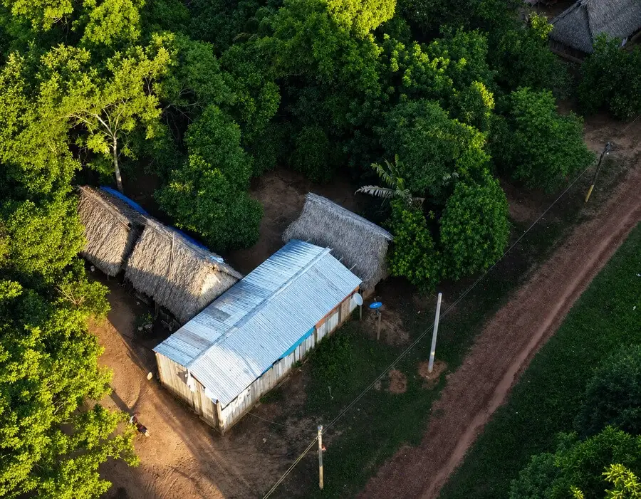 Vista aérea de viviendas de una comunidad rodeada de bosque