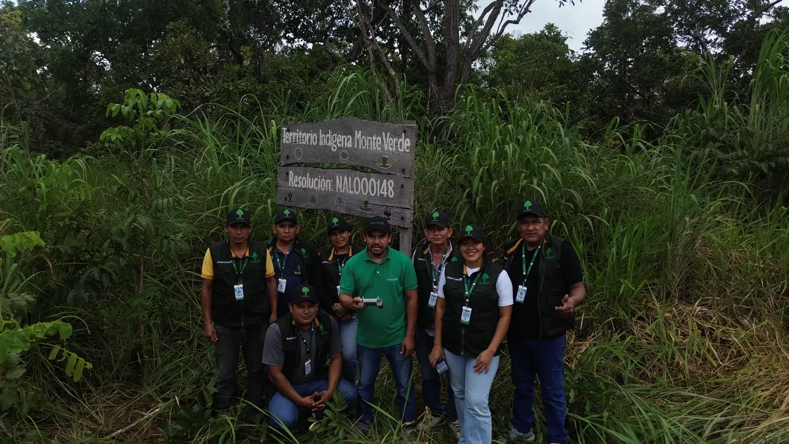 Equipo junto al letrero del Territorio Indígena Monte Verde